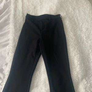 Lågmidjade kostymbyxor  - Super fina kostymbyxor. Dom är bootcut + Lågmidjade. Super fina och andvända ca 4 gånger. Super fint skick