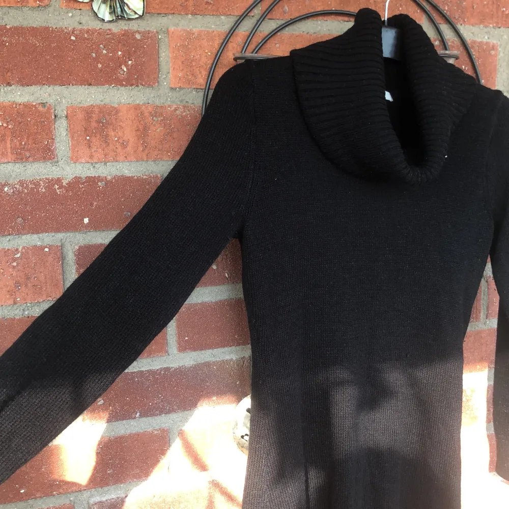 Fin stickad klänning med krage i svart, perfekt till hösten. . Klänningar.