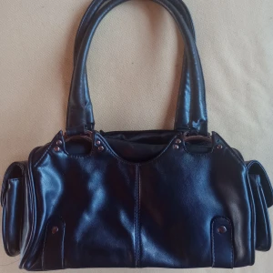 handväska - svart läder handväska i bra skick. väldigt rymlig med massa fickor, tror att det kan vara äkta läder?