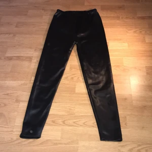 Byxa - Svarta läderbyxor. Aldrig använd. Inga skador. Tagg borta