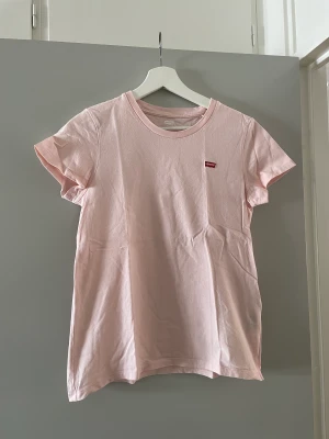 T-shirt Levis - Rosa t-shirt i väldigt bra skick 