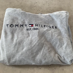 hoodie  - säljer denna tommy hilfiger då den inte kommer till användning. inga skador skriv vid fler frågor 