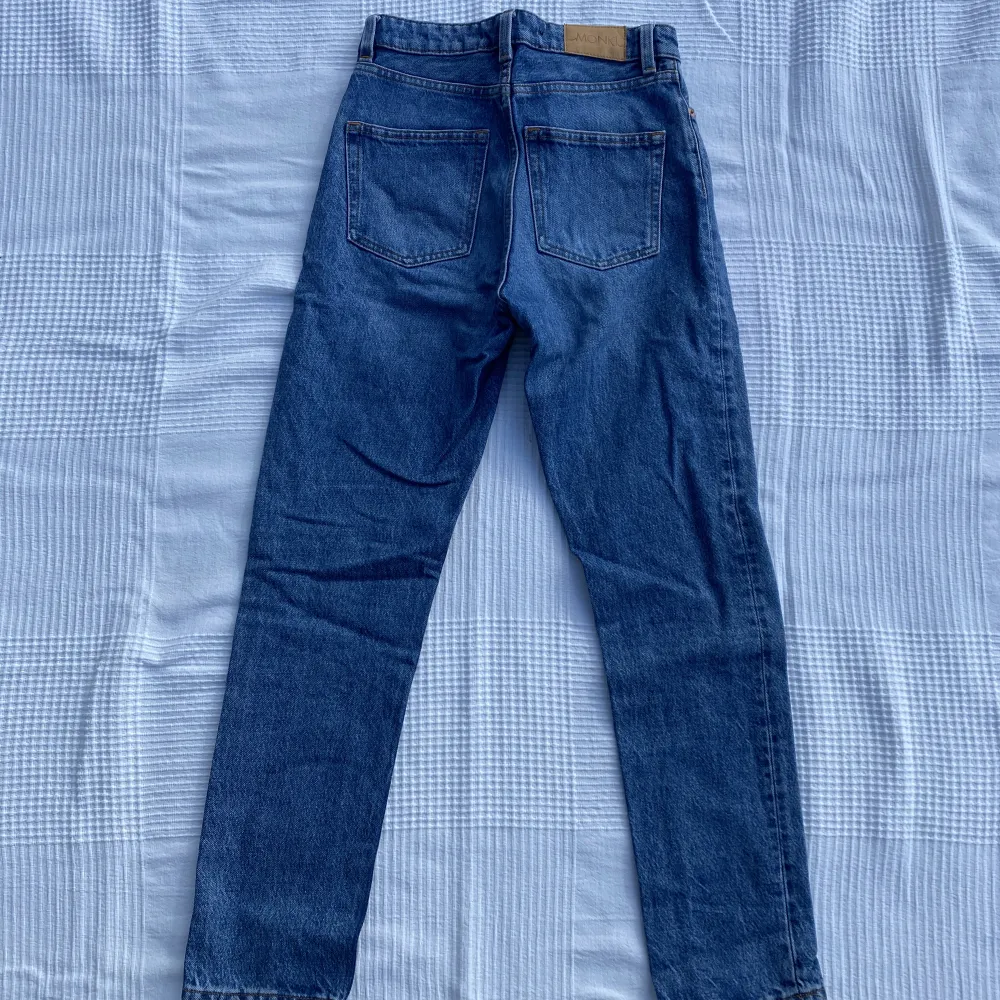 Jeans från Monki i riktigt bra skick! Supersnygga, sitter tajt över rumpan och lite lättare vid benen. Älskar dessa men har tyvärr växt ur dem.. Jeans & Byxor.