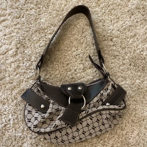 Y2k väska - En jätte snygg y2k väska köpt i London! Aldrig använd så säljs! Nypris 400kr