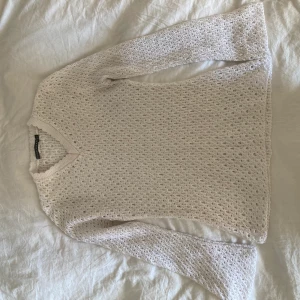 Vit tröja - Jättefin tröja men för liten! Lite vidare ärmar, ganska liten krage! Superfin men inte så skönt material:( Ger mig sommarvibes:)💗💗