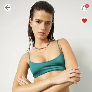 Bikini  - Olika bikinidelar säljes helt oanvända, det gröna setet är helt nyköpt💚säljer för 80kr styck men det gröna kan köpas med paketpris 140kr  Grön topp - storlek 36 Grön underdel - storlek 38 Orange topp - storlek S Vit underdel, högmidjade - storlek 36