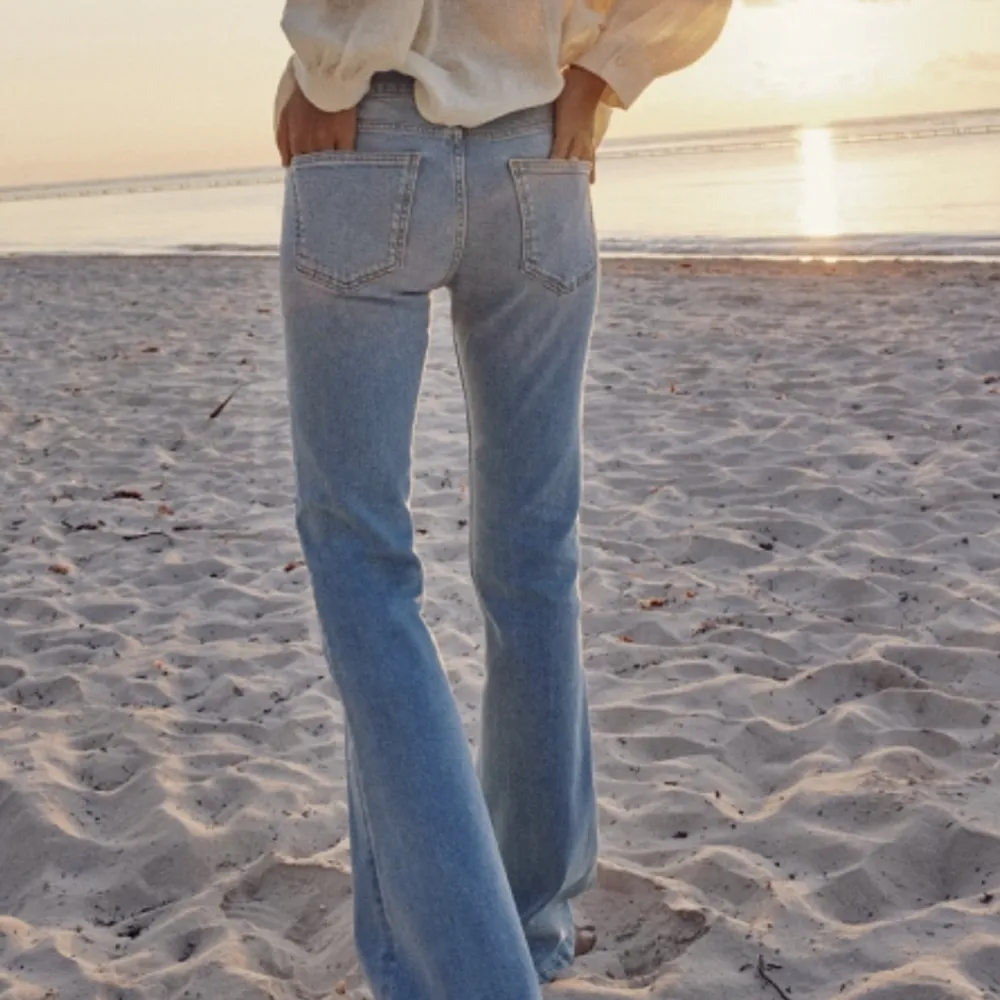 Säljer dessa otroligt snygga mid waist jeanas från zara!! aldrig använt, prislapp kvar!😇. Jeans & Byxor.