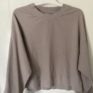 Sweatshirt - Beige sweatshirt med breda ärmar och ribbat typ