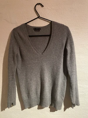 Zara Knit cashmere  - En mjuk och härlig zara Knit tröja cashmere tröja som är vringad. 
