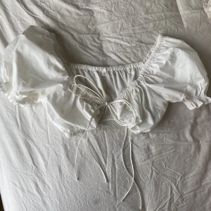 Vit topp - En vit topp från SHEIN. Storlek S, har använt den men har inte kommit till användning på ett bra tag.