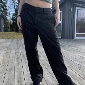 Low waisted kostymbyxor  - Ett par av mina favoritbyxor som tyvärr inte passar mig så bra längre. Low waisted kostymbyxor som jag skulle säga passar någon som är kort bättre, eftersom de är korta i benen. Dem är svarta med tunna vita sträck:) 