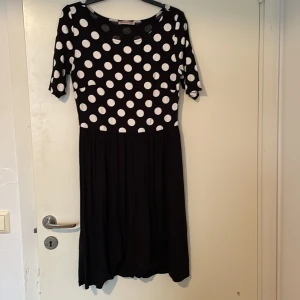Klänning - Sparsamt använd.  Hämtas i Malmö. Ska den skickas får köparen stå för frakten.
