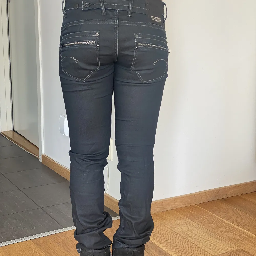 Storlek: 27/32 Tjej jeans Low waist  Hör av er vid fler frågor:). Jeans & Byxor.