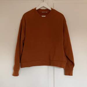 Roströd/orange sweatshirt från weekday. Den har använts en del men har inga hål eller liknande! 