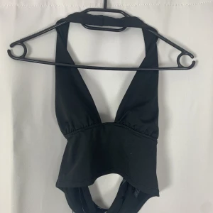 Halterneck topp - Använd få gånger och i bra skick. Passar M-L. Köpes gärna tillsammans med andra toppar för samfrakt och lägre pris💕