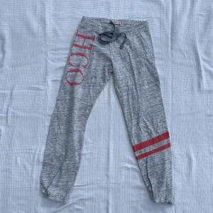 Mjukisbyxor Hollister - Välanvända mjukisbyxor från Hollister! De är fortfarande i bra skick bara lite noppriga kanke, därav bra pris!