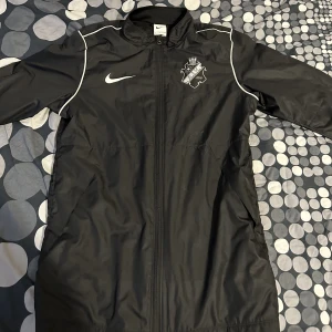 AIK regn jacka NY - AIK regn jacka i väldigt bra skick nästan ny använd fåtal gånger bara för 300kr  Storlek S passar som M också  Funkar för båda tjejer och killar  Vid intresse av flera bilder kontakta mig 