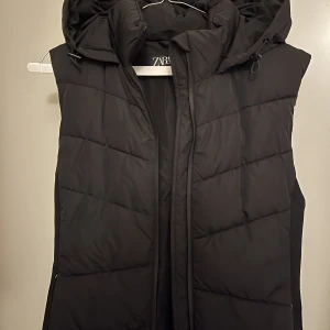 ZARA väst  - Zara väst i helt nytt skick. 