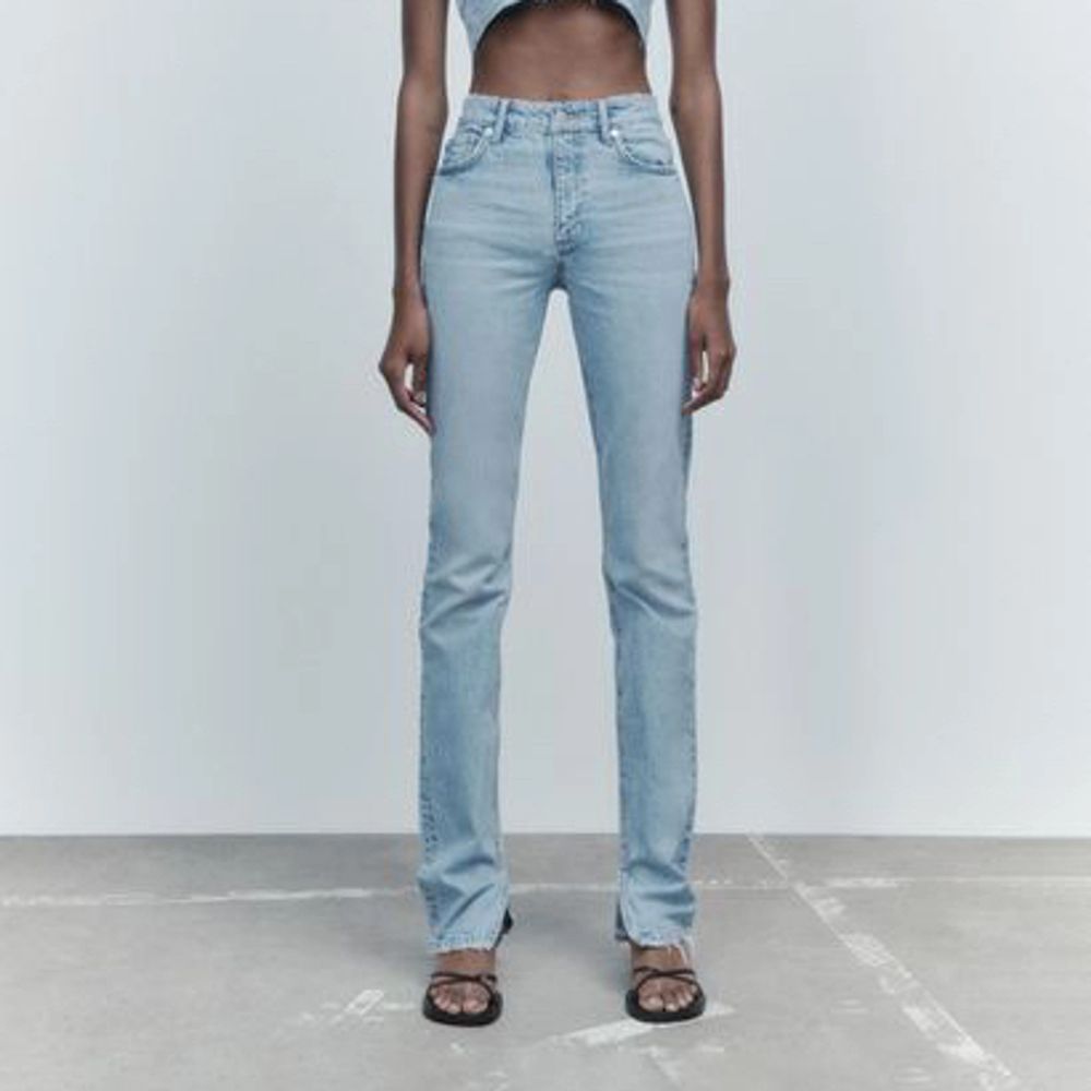 Blå jeans från zara i modellen slim split i storlek 36. Jeansen är använda endast några få gånger och i jättebra skick. Skriv gärna för fler bilder💕 Köparen står för frakten!!!. Jeans & Byxor.