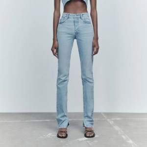 Blå jeans från zara i modellen slim split i storlek 36. Jeansen är använda endast några få gånger och i jättebra skick. Skriv gärna för fler bilder💕 Köparen står för frakten!!!