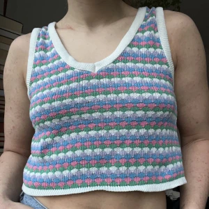 Stickad väst - Stickad väst i olika färger och härligt mönster!💜💗💙 Somrig och fin till jeans eller eller shorts, funkar fint att ha en t-shirt eller en skjorta under också. Croppad modell. Använd men är i fint skick. Köpt via Zalando.