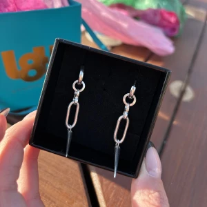 L8 Hasselblad  - Säljer dessa eftertraktade örhängena från L8 Hasselblad. Aldrig använda! 