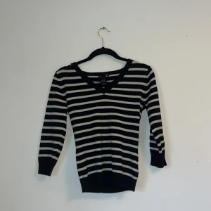 Randig svartvit tröja  - Inga tecken på användning.