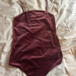 Linne - body med röd fin färg  från bikbok  använd endast en gång