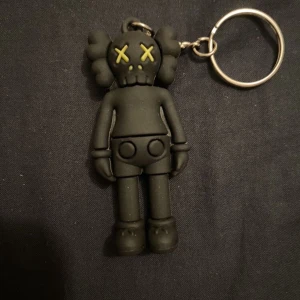 Kaws - Oooo Wla svart e sjukkkk