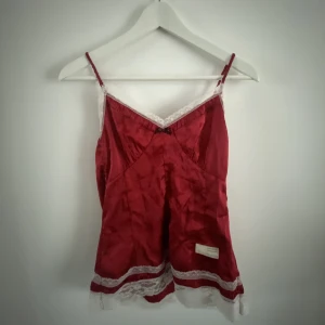 Rött linne i satin/siden Odd Molly - Gulligt rött linne i satin från Odd Molly. Sjukt fin kvalite. Passar som nattlinne men även till fest eller i sommar