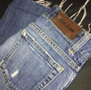 Lågmidjade jeans Acne  - Lågmidjade raka jeans från Acne.  Storlek 25/32 men är avklippta så passar mer 25/30 (ca 160-165).  Inget slitage då de är använda väldigt få gånger. 