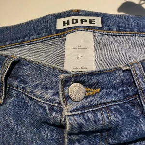 Hope Rush Denim Blue 31 - Hej, säljer ett par av de väldigt populära Hope Rush Blue Denim jeansen. De är i bra skick men använda, finns att få bild på små defekter i DM. Storlek 31, passar från 180-190, nypris 1900kr. Priset är inte hugget i sten. Hör av dig!