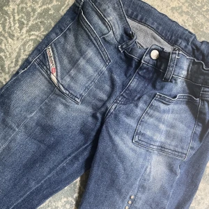 diesel jeans Low rise flared  - Säljer dessa diesel jeans på grund av att jag köpte fel storlek. Bra skick!