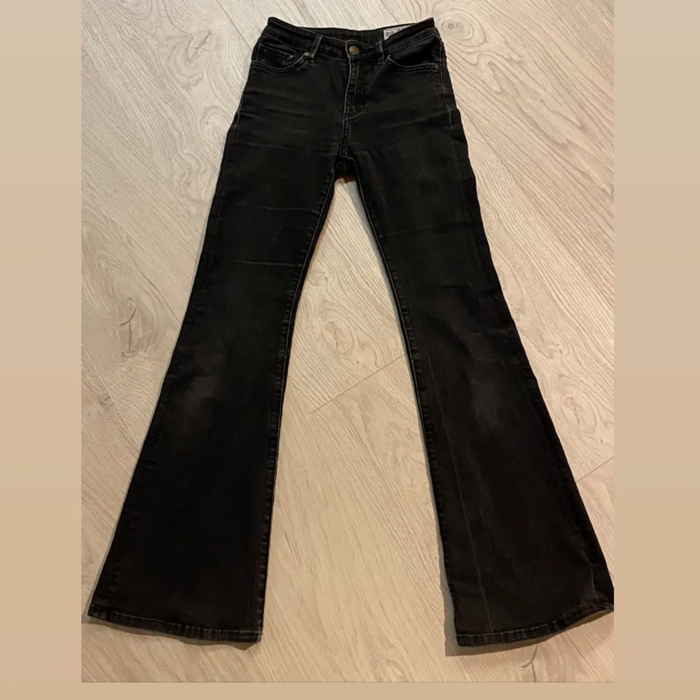 Säljer dessa svarta jeansen ifrån Crocker, i modellen pow flare🌸 Jag köpte dom på Sellpy för 2 år sen, men dom har tyvärr inte kommit till användning då dom är lite för korta! De är i storleken 25/34, men innerbenslängden är snarare 77-78cm, midjan 60cm💞. Jeans & Byxor.