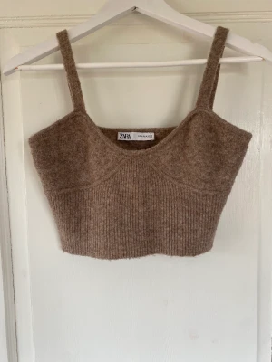 Stickad topp från Zara - Köpte denna på plick för ett tag sedan men den har inte kommit till användning. Fin brun stickad topp från Zara 🧶
