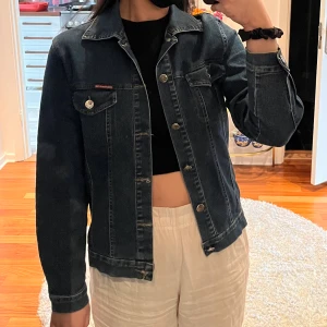 Mörkblå jeansjacka  - Mörkblå jeansjacka