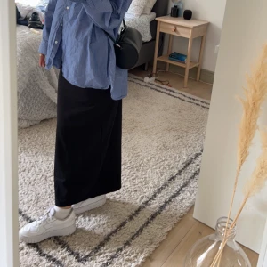 Långkjol - Jättefin långkjol från Ellos i storlek 34/36. Nyskick och sällan använd. Säljer pga för liten storlek. 