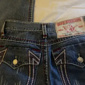 Säljer mina ascoola true religion jeans på grund av att dom inte kommer till användning. Använda ett fåtal gånger och är i bra skick.🌟