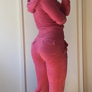 Juciy couture  - Säljer mitt juciy couture sett för 1000kr plus frakt priset kan också diskutera byxor i xxs och tröjan s men är som en xxs🫶🏽🫶🏽