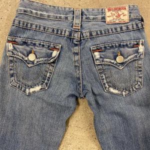 BOOTCUT DISTRESSED VINTAGE TRUE RELIGION JEANS - Fina fina bootcut true religion jeans från japan med size tag 24! Använd gärna köp nu! Skickar oftast inom 12-24 timmar Glöm inte kolla in min profil för mer kläder och följ😊