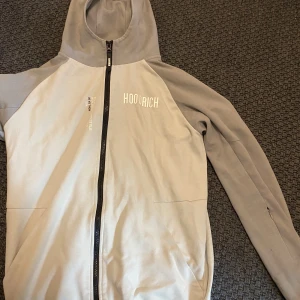 Hoodrich limited edition kräm vit  - Storlek M är knappt använd, hela dressen finns, pris kan diskuteras. Hör gärna av dig vid frågor och funderingar 