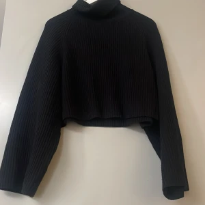 Stickad tröja från Bikbok - En härlig, skön stickad tröja från Bikbok. Köpt för 3 år sedan men näst intill aldrig använd. Säljer för 200kr