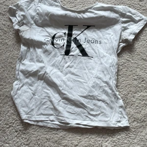 Tröja  -  Jag har använt tröjan ett par gånger och som ni ser på bilden så är den lite missfärgat vi armhålorna men annars är den i ett väldigt bra skick!