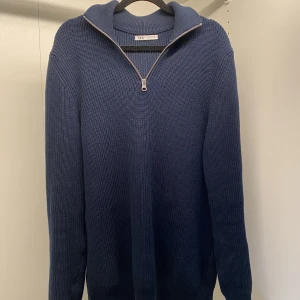 Blå Zara halfzip - Snygg mörkblå halfzip från Zara, använd 1-2 gånger, strl M. Inga fläckar