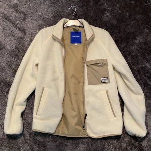 Jack & Jones fleece - Säljer en Jack & Jones fleece jacka. Den är använd ett fåtal gånger och i väldigt gott skick.