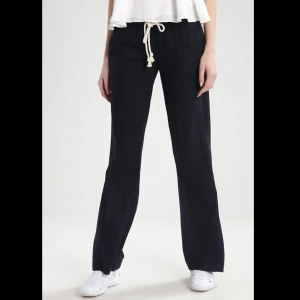 Linnebyxor roxy - Säljer mina linnebyxor från roxy, använda fåtal gånger, väldigt bra skick, ordinarie pris 599kr