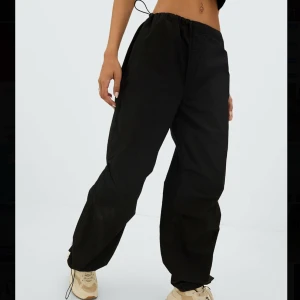 Parachute byxor - Helt nya, oanvända Säljer för 240kr, ordinarie pris 399kr