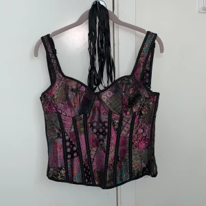 Korsett med mönster - En helt ny och oanvänd korsett som inte passade i stl M med en kedja på sidan💞det enda är att det finns trådar som sticker ut (sista bilden) men det går att klippa, pris kan diskuteras🫶🏼
