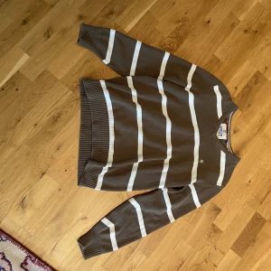 Tröja - Säljer denna stickade tröja från Hampton Republic i storlek L. Den är oversized på mig som är M så passar M/L. Köpte för 450 och säljer för 150 + frakt. Skriv vid frågor.