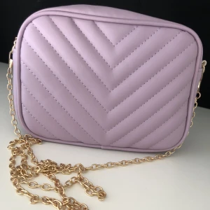 Väska  - Vanlig storlek på axelväska med långt band. Aldrig använd. 